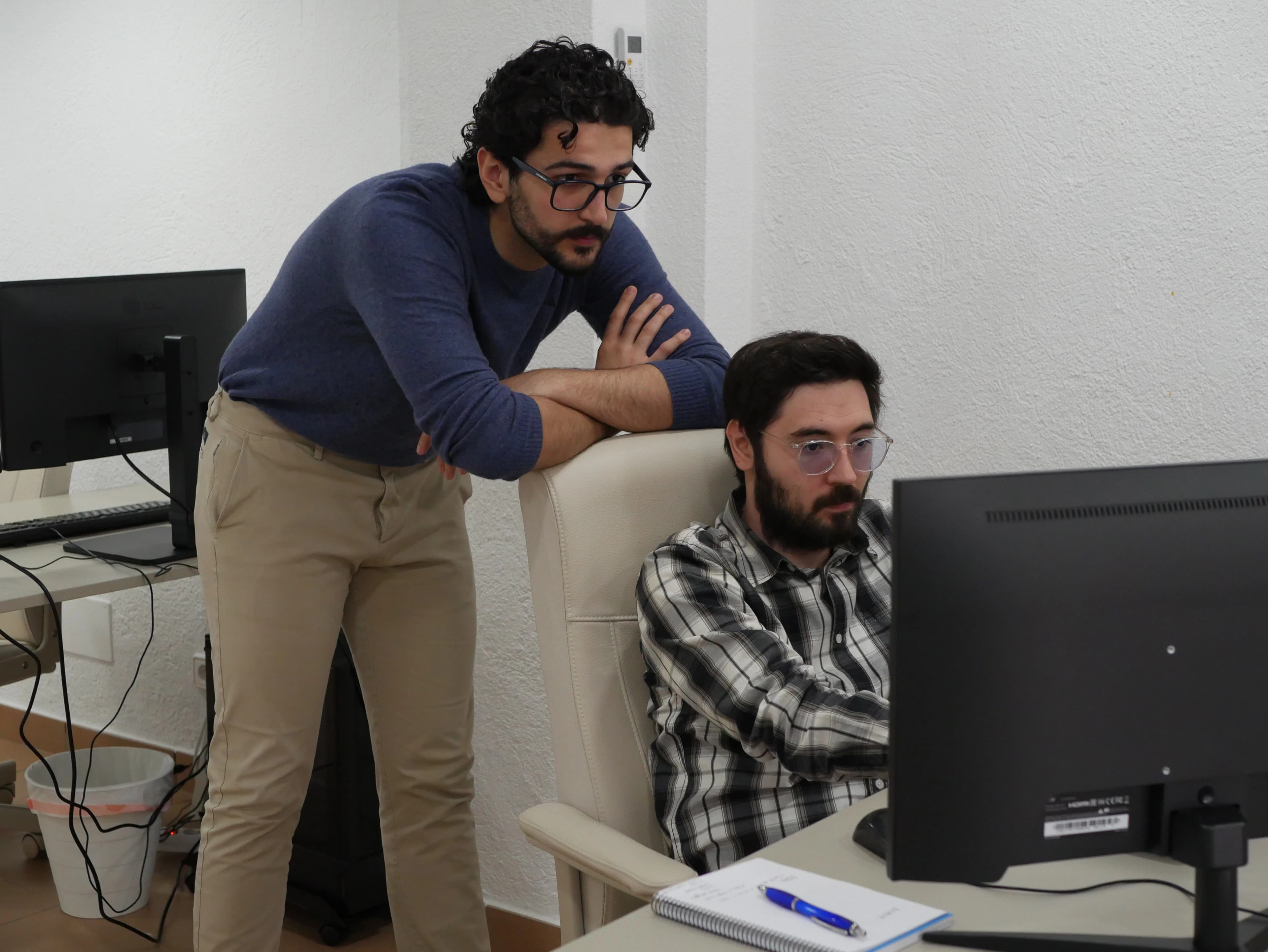 Ricard i Sergi mirant programacio